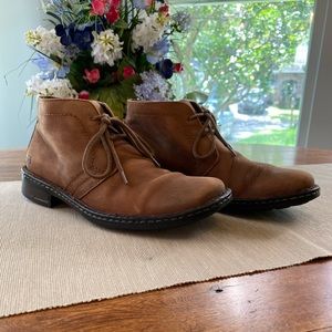 🌻Men’s brown Born Harrison chukka boots
